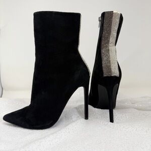 Steve Madden women’s Wagu black suede Boots/ Booties / Ankle Boots size 7.5
